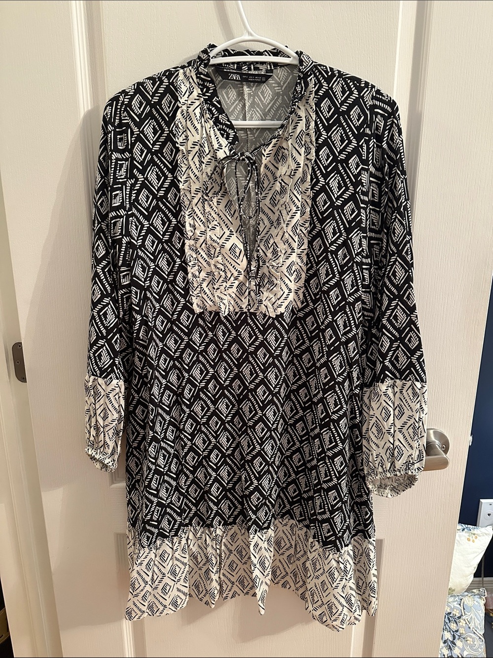 Zara black and white short long sleeved patterned dress